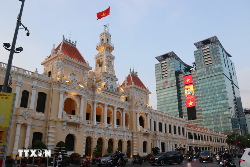 Trụ sở UBND Thành phố Hồ Chí Minh sẵn sàng cho Ngày hội toàn dân. (Ảnh: Thanh Vũ/TTXVN)