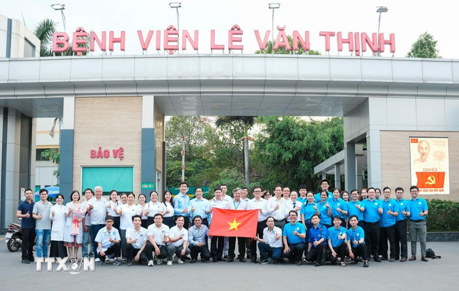 ttxvn-y-bac-si-tp-ho-chi-minh-len-duong-kham-suc-khoe-cho-quan-va-nhan-dan-truong-sa-1303-2.jpg