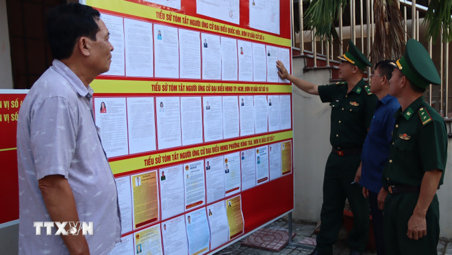 Tổ tuyên truyền bầu cử của Đồn Biên phòng Bến Đá, Ban chỉ huy Bộ đội Biên phòng TP. Hồ Chí Minh, giới thiệu tiểu sử các đại biểu cùng chương trình hành động để các cử tri theo dõi, sáng suốt lựa chọn những ứng viên phù hợp. (Ảnh: Huỳnh Sơn/TTXVN) ttxvn-bau-cu-quoc-hoi-va-hdnd-cac-dia-phuong-ven-bien-tai-tp-ho-chi-minh-don-luc-dam-bao-quyen-bau-cu-cho-ngu-dan-8631062-1.jpg