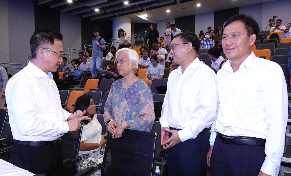 Phó Bí thư Thành ủy TP.HCM Đặng Minh Thông (bìa trái) trao đổi tại hội nghị. Ảnh: HÀ THƯ thuong-mai-hoa-khoc-hoc-cong-nghe-7.jpg