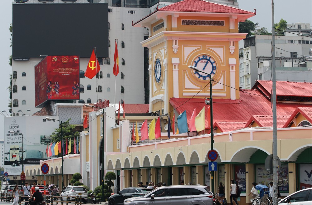 Bảng điện tử ngay Chợ Bến Thành (phường Bến Thành, TP.HCM) rực sắc đỏ chào mừng ngày bầu cử đại biểu Quốc hội khóa XVI và đại biểu HĐND các cấp nhiệm kỳ 2026-2031. bầu cử-cờ hoa- đại biểu- TP.HCM- khẩu hiệu (12).jpg