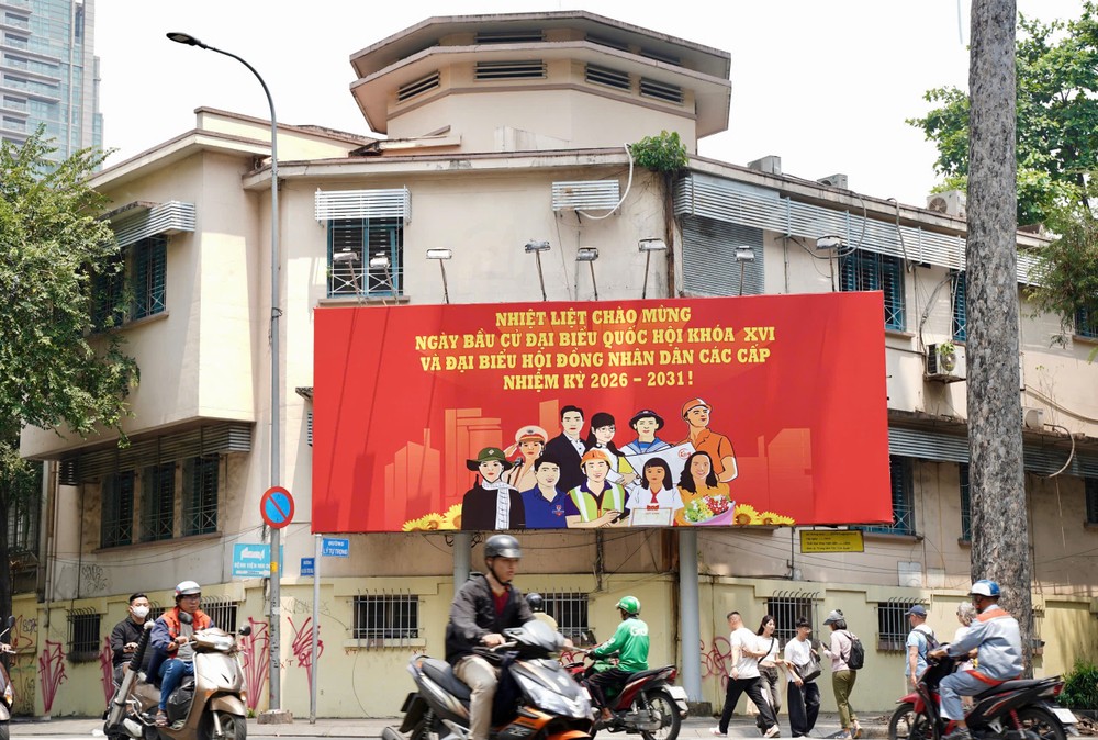 Tại góc đường Hai Bà Trưng - Lý Tự Trọng, nổi bật với tấm pano lớn có nội dung nhiệt liệt chào mừng ngày bầu cử đại biểu Quốc hội khóa XVI và đại biểu HĐND các cấp nhiệm kỳ 2026-2031. bầu cử-cờ hoa- đại biểu- TP.HCM- khẩu hiệu (17).jpg