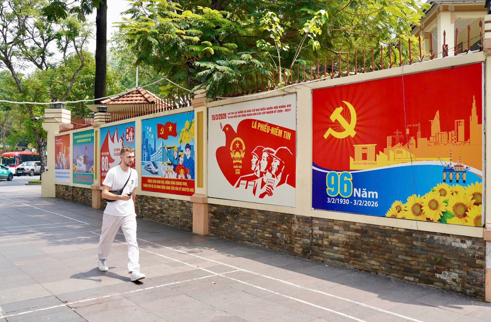 Cuộc bầu cử đại biểu Quốc hội khóa XVI và đại biểu HĐND các cấp nhiệm kỳ 2026-2031 là sự kiện chính trị quan trọng, nơi cử tri thực hiện quyền làm chủ, lựa chọn những đại biểu tiêu biểu đại diện cho ý chí và nguyện vọng của nhân dân. bầu cử-cờ hoa- đại biểu- TP.HCM- khẩu hiệu (18).jpg