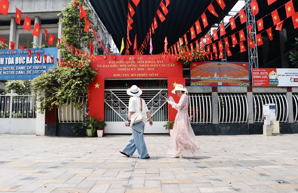 Tại khu vực bỏ phiếu số 03 (phường Sài Gòn), nhiều du khách thích thú khi thấy các bảng hiệu, cờ hoa rực rỡ chào mừng bầu cử. bầu cử-cờ hoa- đại biểu- TP.HCM- khẩu hiệu (2).jpg