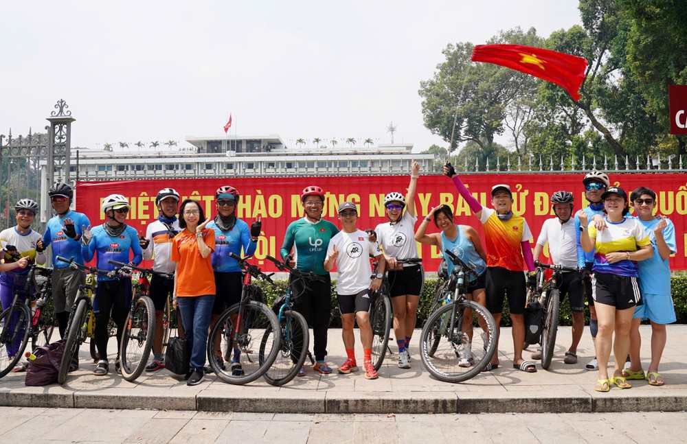 Người dân hào hứng chụp hình với băng rôn chào mừng bầu cử trước Dinh Độc Lập (phường Bến Thành, TP.HCM) bầu cử-cờ hoa- đại biểu- TP.HCM- khẩu hiệu (20).jpg