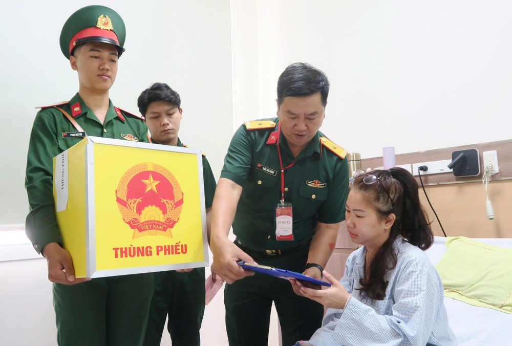 Cán bộ Bệnh viện Quân y 175 hướng dẫn người bệnh bỏ phiếu Cán bộ Bệnh viện Quân y 175 hướng dẫn người bệnh bỏ phiếu