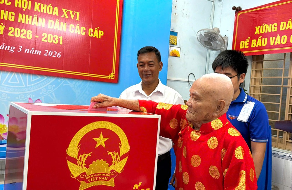 Cử tri Đặng Chưởng, 100 tuổi, bỏ phiếu tại khu vực bỏ phiếu số 30 (phường Thủ Đức), sáng 15-3. Ảnh: THÁI PHƯƠNG ong-dang-chuong-100-tuoi-1027-4226.jpg