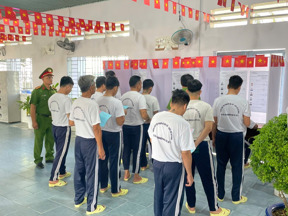 Những cử tri là học viên đang cai nghiện, phục hồi tại cơ sở cai nghiện tham gia bỏ phiếu. Ảnh: CACC z7621873957508-21135a78671ad6e1e5e989555878836c-8725-4791.jpg