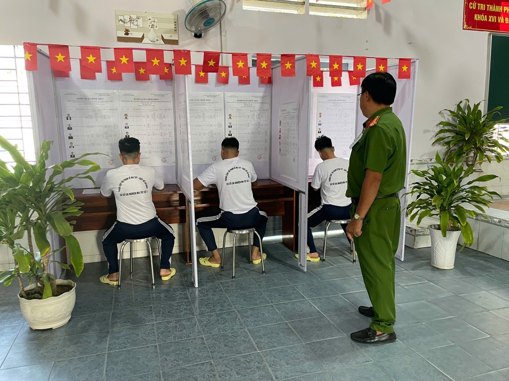 Những cử tri đặc biệt tại Cơ sở cai nghiện số 1. Ảnh: CACC z7621873963979-e410cfb1b3ae5cdcaa61cad1707eb49c-3828-2456.jpg