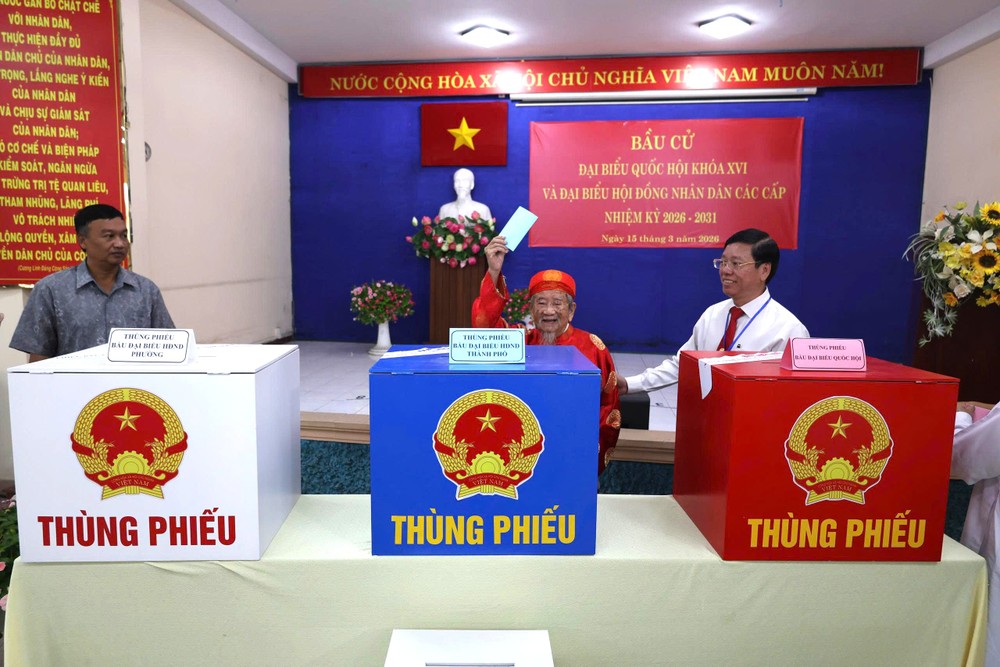 Nhà nghiên cứu Nguyễn Đình Tư tự tay bỏ lá phiếu vào thùng phiếu. Ảnh: THÁI PHƯƠNG Cụ Tư 1.jpg