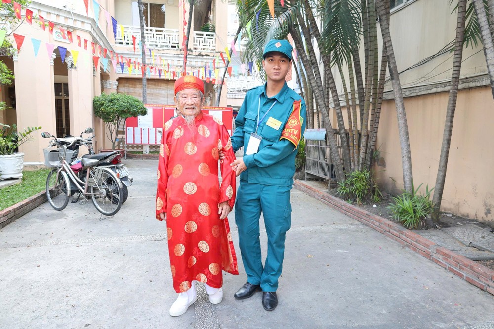 Nhà nghiên cứu Nguyễn Đình Tư, 106 tuổi, đến khu vực bỏ phiếu số 11, phường Bình Thạnh rất sớm. Ảnh: THÁI PHƯƠNG Cụ Tư 2.jpg