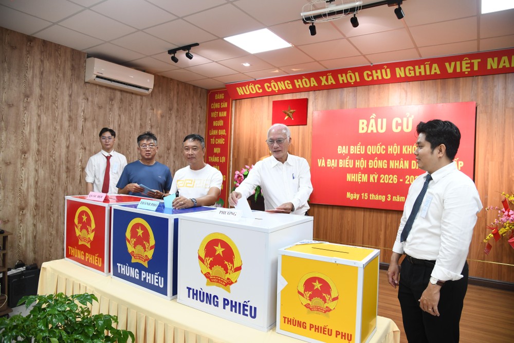 Ông Nguyễn Văn Thọ (áo trắng, người bỏ phiếu đầu tiên) bỏ phiếu tại khu vực bỏ phiếu số 3, phường Chợ Lớn. Ảnh: THU HOÀI ông Thọ.jpg