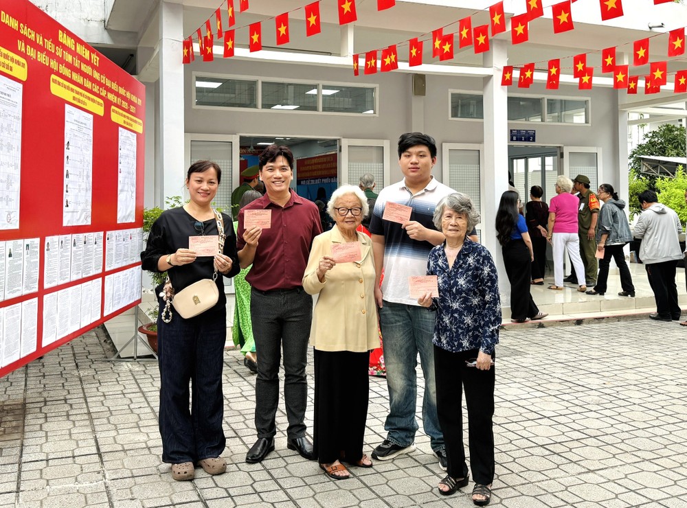 Gia đình 3 thế hệ của anh Cổ Tấn Minh Quang tham gia bỏ phiếu sáng 15-3. Ảnh: THÁI PHƯƠNG Quang.jpg