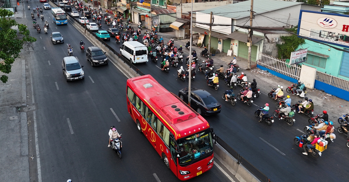 UBND TP.HCM yêu cầu kiểm tra giá vé xe, theo dõi việc cung ứng xăng dầu tại đại lý