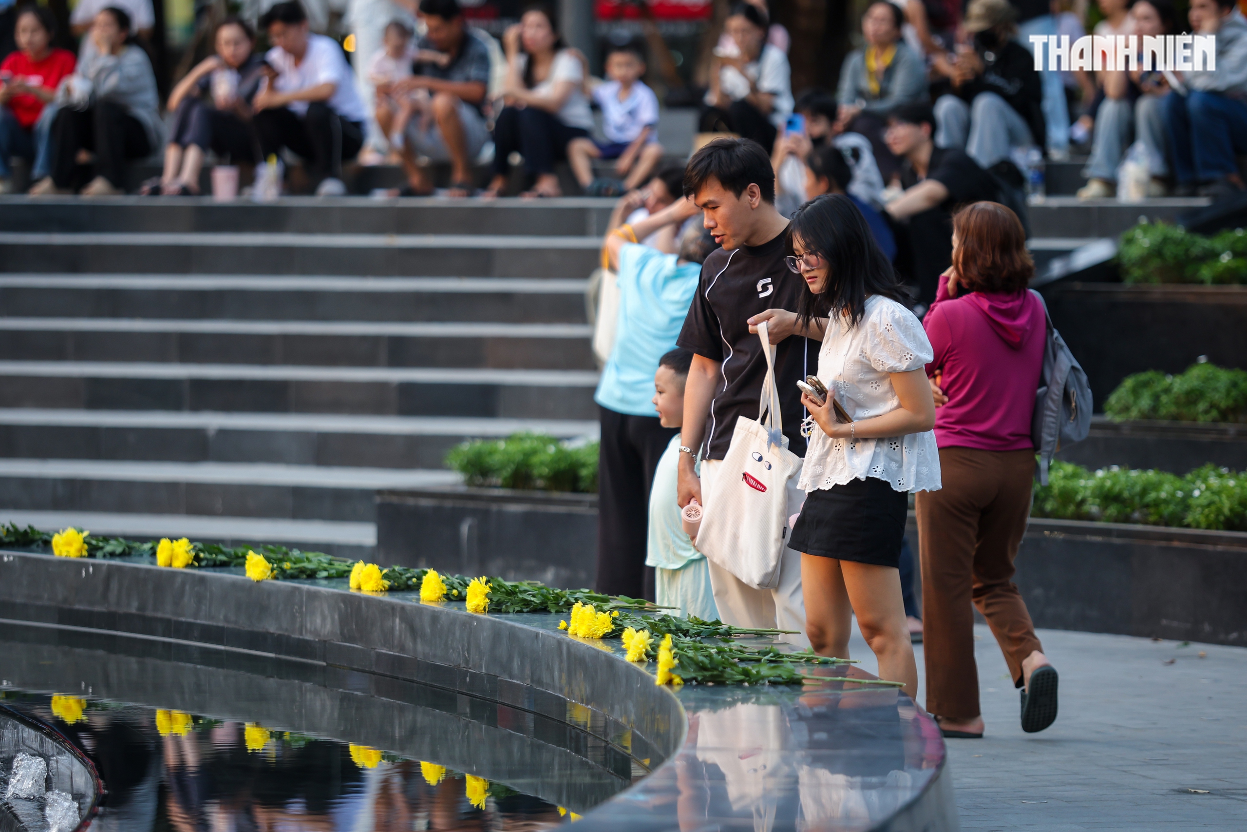 Tượng đài Giọt nước tại công viên Lý Thái Tổ thu hút người dân TP . HCM xem nhạc nước - Ảnh 12.