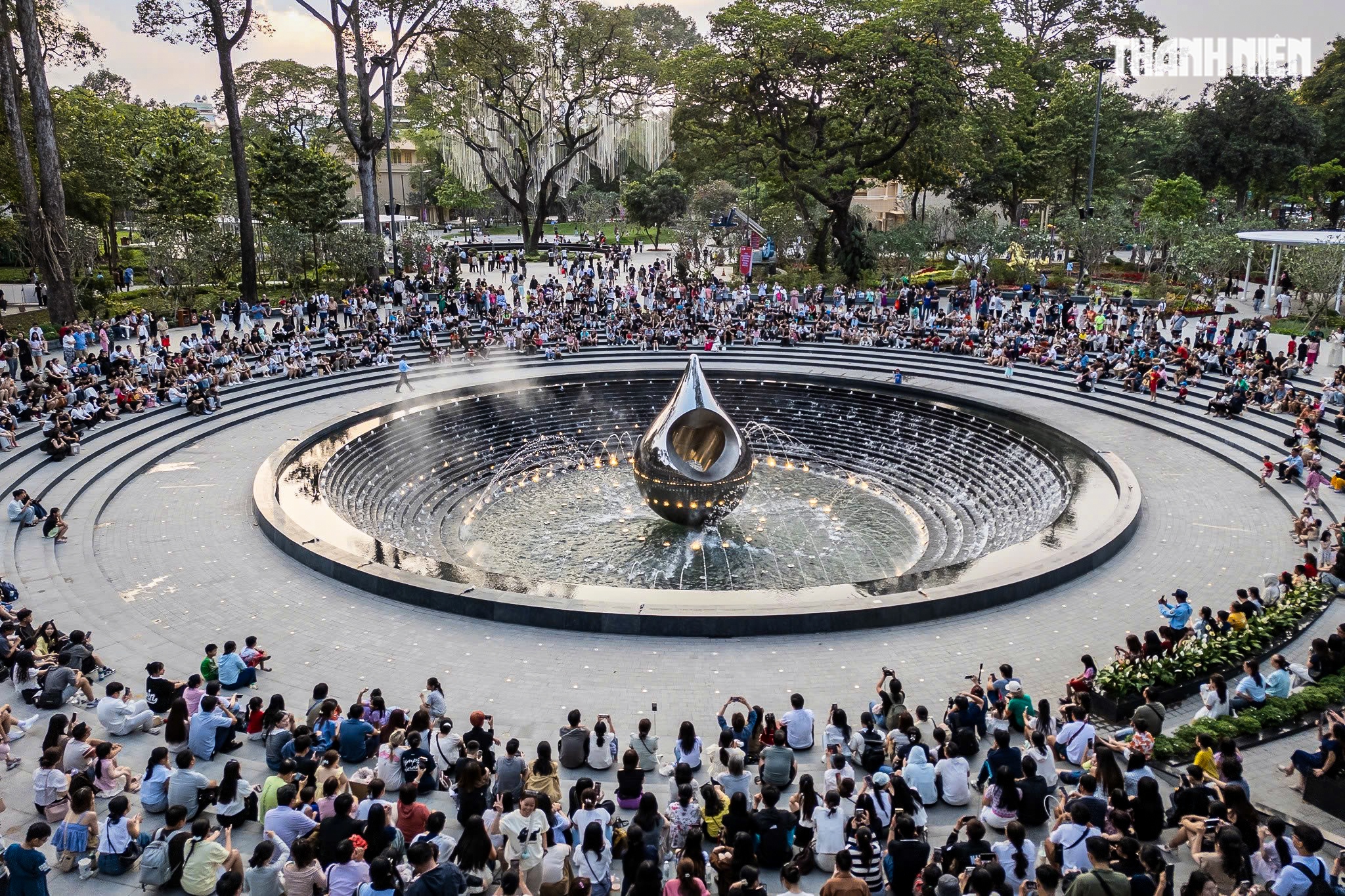 Tượng đài Giọt nước tại công viên Lý Thái Tổ thu hút người dân TP . HCM xem nhạc nước - Ảnh 1.