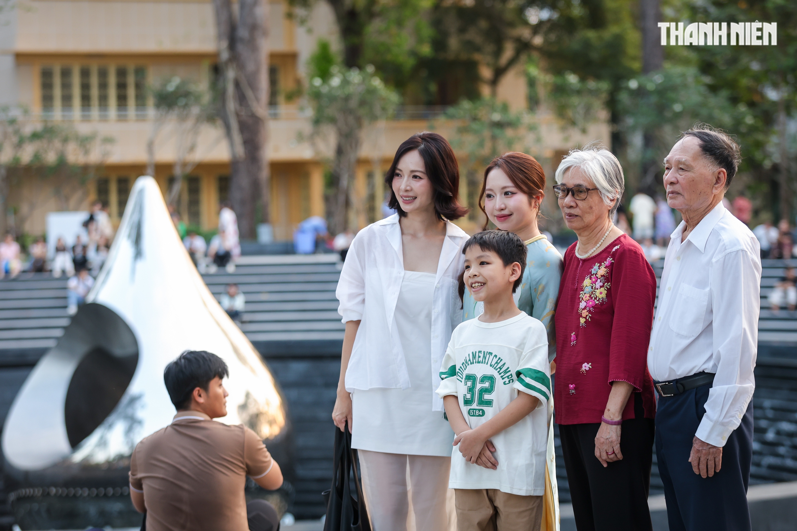 Tượng đài Giọt nước tại công viên Lý Thái Tổ thu hút người dân TP . HCM xem nhạc nước - Ảnh 3.