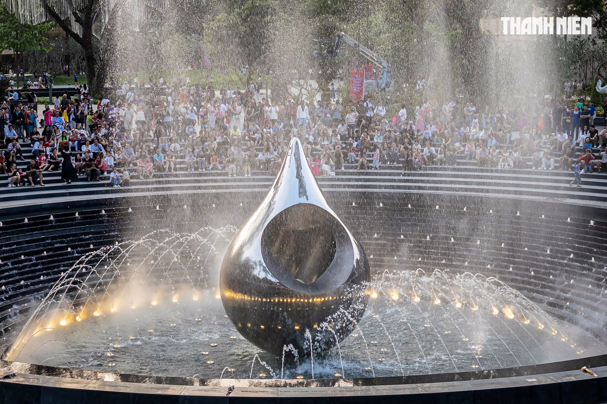 Tượng đài Giọt nước tại công viên Lý Thái Tổ thu hút người dân TP . HCM xem nhạc nước - Ảnh 2.