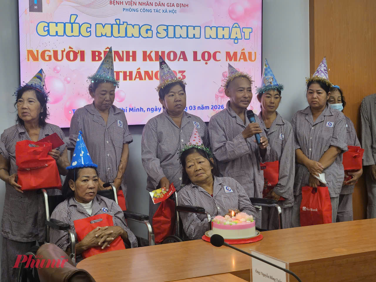 Ông Dương Anh Vũ đại diện người bệnh chia sẻ sự xúc động của mình