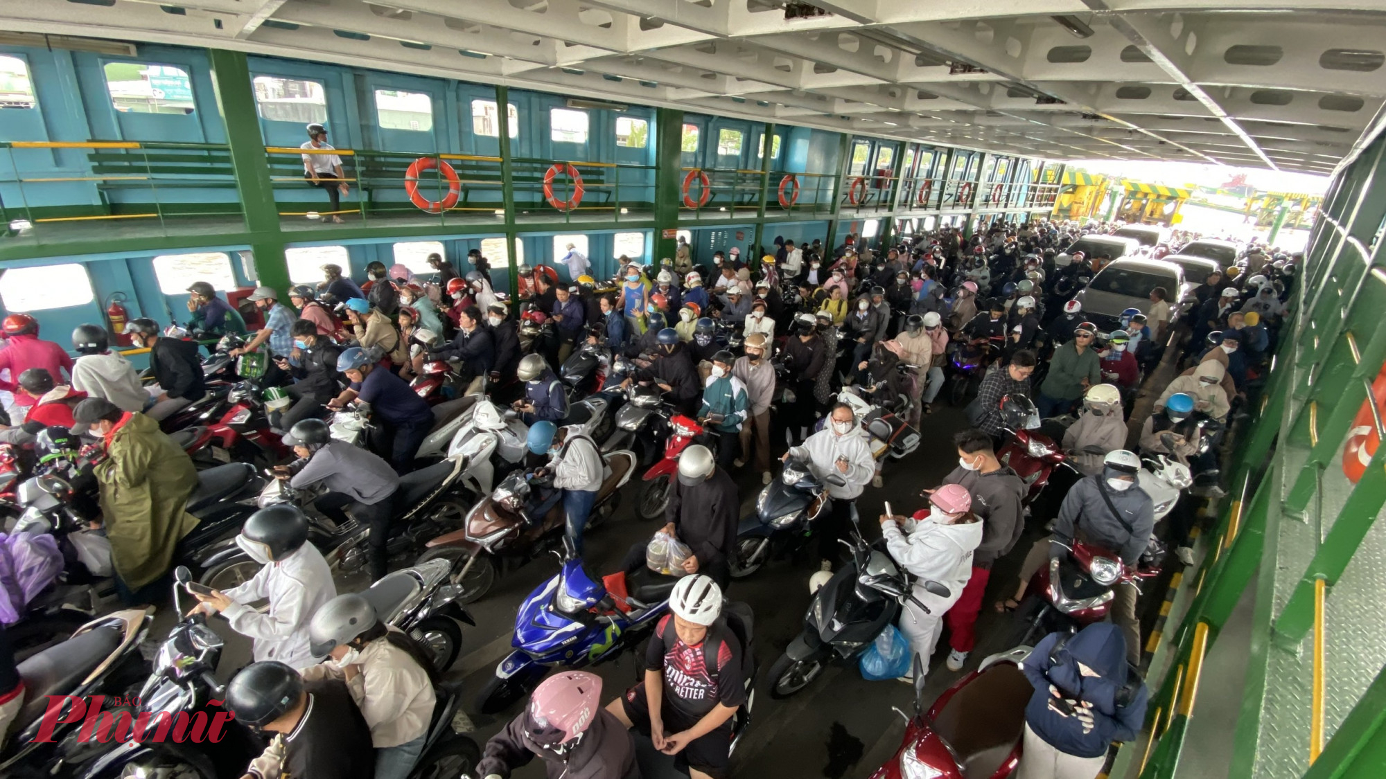 Phà Cát Lái và Bình Khánh tăng giá vé từ 18/3, xe máy 8.000 đồng/lượt Xe máy đi phà Cát Lái - Ảnh: Nguyễn Văn