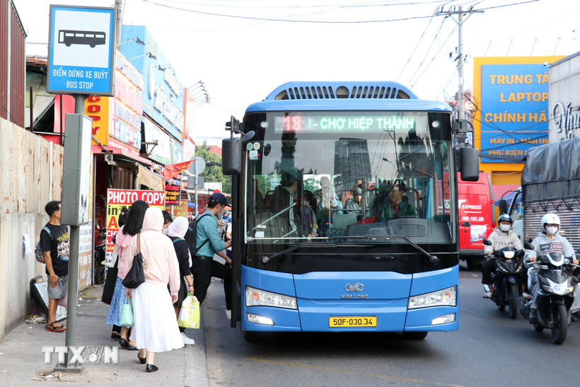 Khách lên, xuống tàu metro tuyến số 1 tại ga Thảo Điền, thành phố Thủ Đức. (Ảnh: Hồng Đạt/TTXVN)