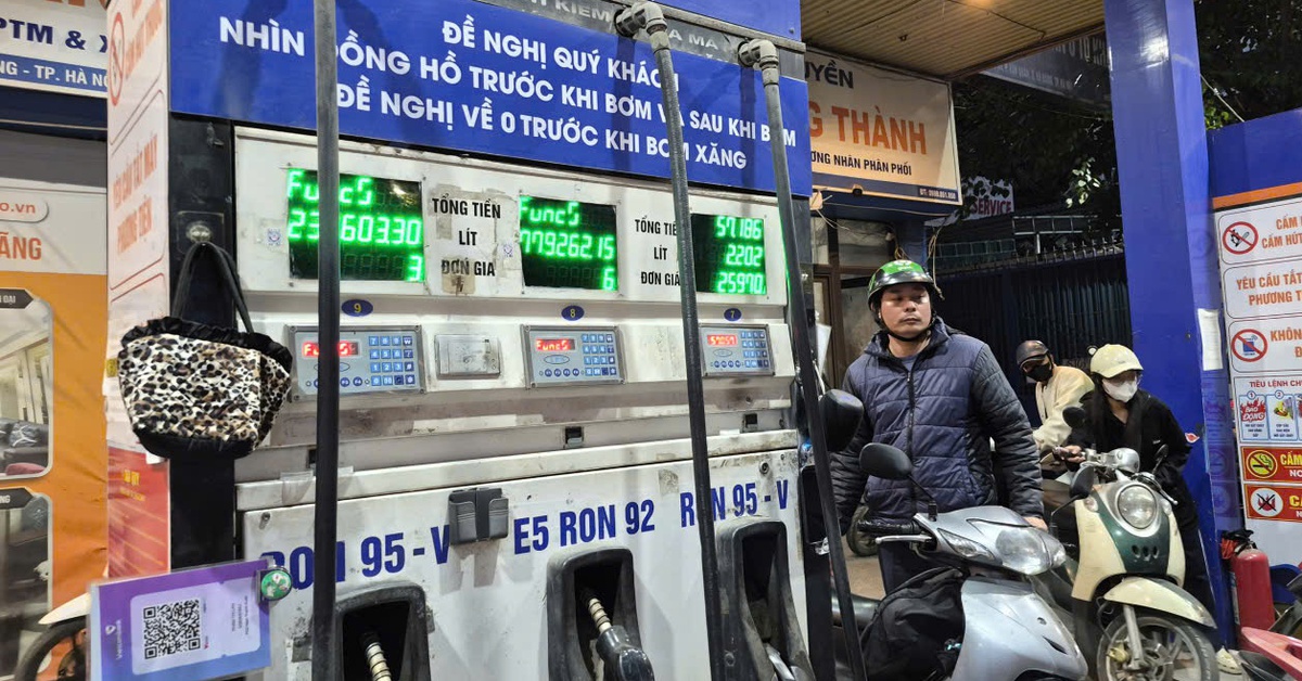 Bộ Công Thương công bố: RON95 giảm gần 4.000 đồng/lít, dầu hỏa 4.100 đồng/lít