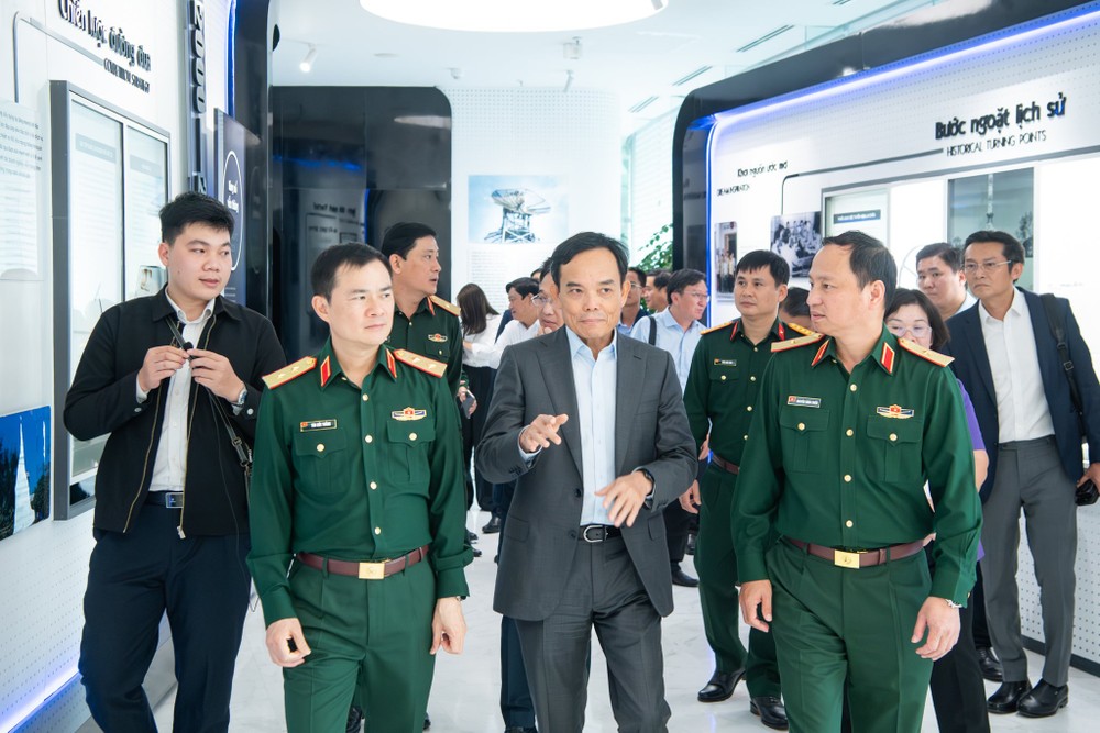 Dong chi Tran Luu Quang, Uy vien Bo Chinh Tri, Bi thu Thanh uy TP. Ho Chi Minh tham quan bao tang Viettel.jpg