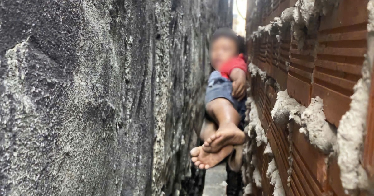 Giải cứu bé trai mắc kẹt giữa 2 bức tường ở TP.HCM