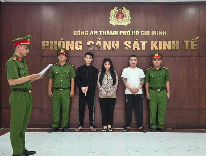 Bị can Huỳnh Đức Cường (áo trắng), Phan Thành Đạt (áo đen) và Nguyễn Thị Vân bị bắt - (Ảnh: Công an cung cấp)