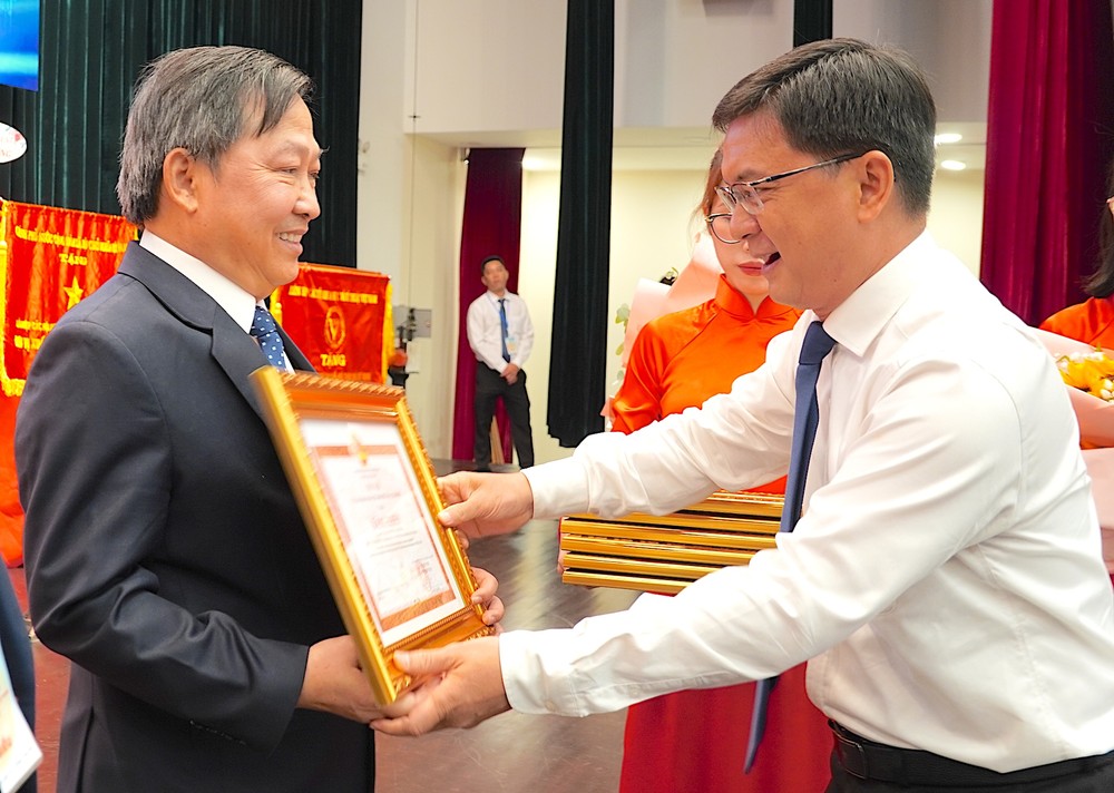 Đồng chí Nguyễn Mạnh Cường trao bằng khen của UBND TPHCM tặng GS.TS Nguyễn Văn Phước. ẢNH QUANG HUY 10.JPG