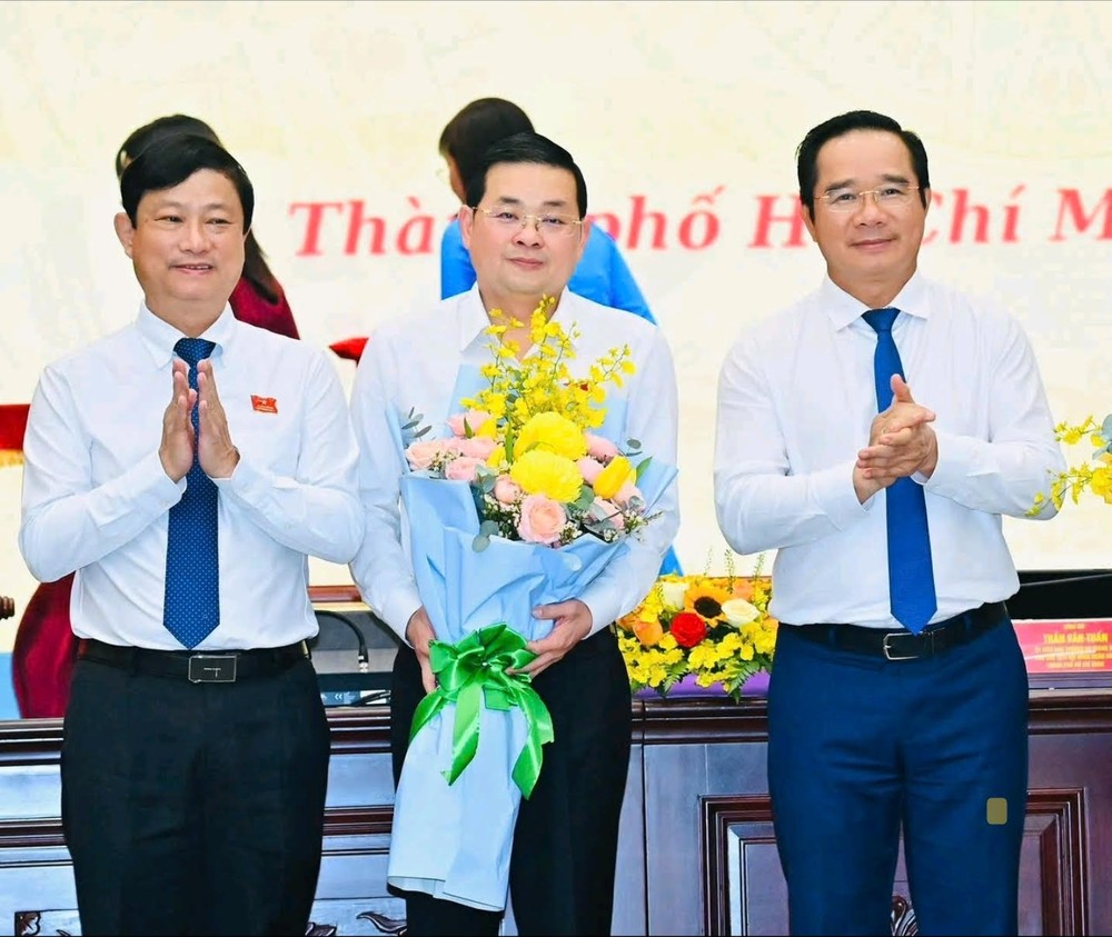Chủ tịch HĐND Võ Văn Minh (trái) và Chủ tịch UBND Nguyễn Văn Được chúc mừng Giám đốc Sở NN-MT Nguyễn Toàn Thắng được bầu Ủy viên UBND TPHCM Ảnh: Việt Dũng
