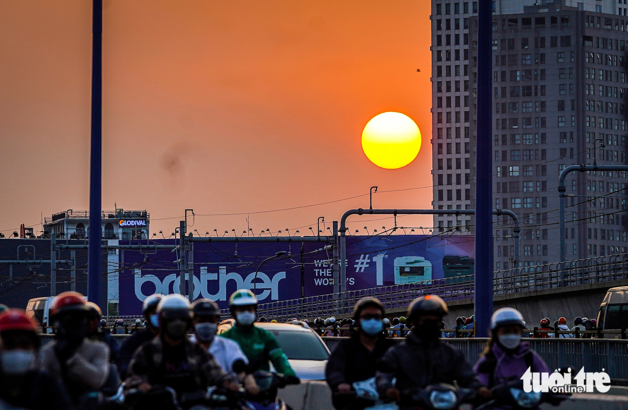 TP.HCM yêu cầu hạn chế cắt điện vào giờ nắng nóng, ban đêm - Ảnh 1.