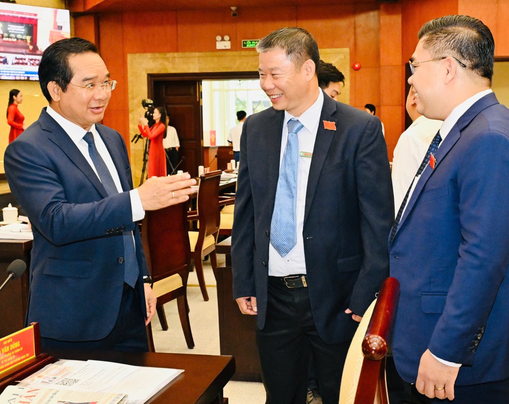 Chủ tịch UBND TPHCM Nguyễn Văn Được trao đổi cùng các đại biểu. Ảnh: VIỆT DŨNG z7671574232454_4f32ba58812a411d9d4f7622d61204f8.jpg