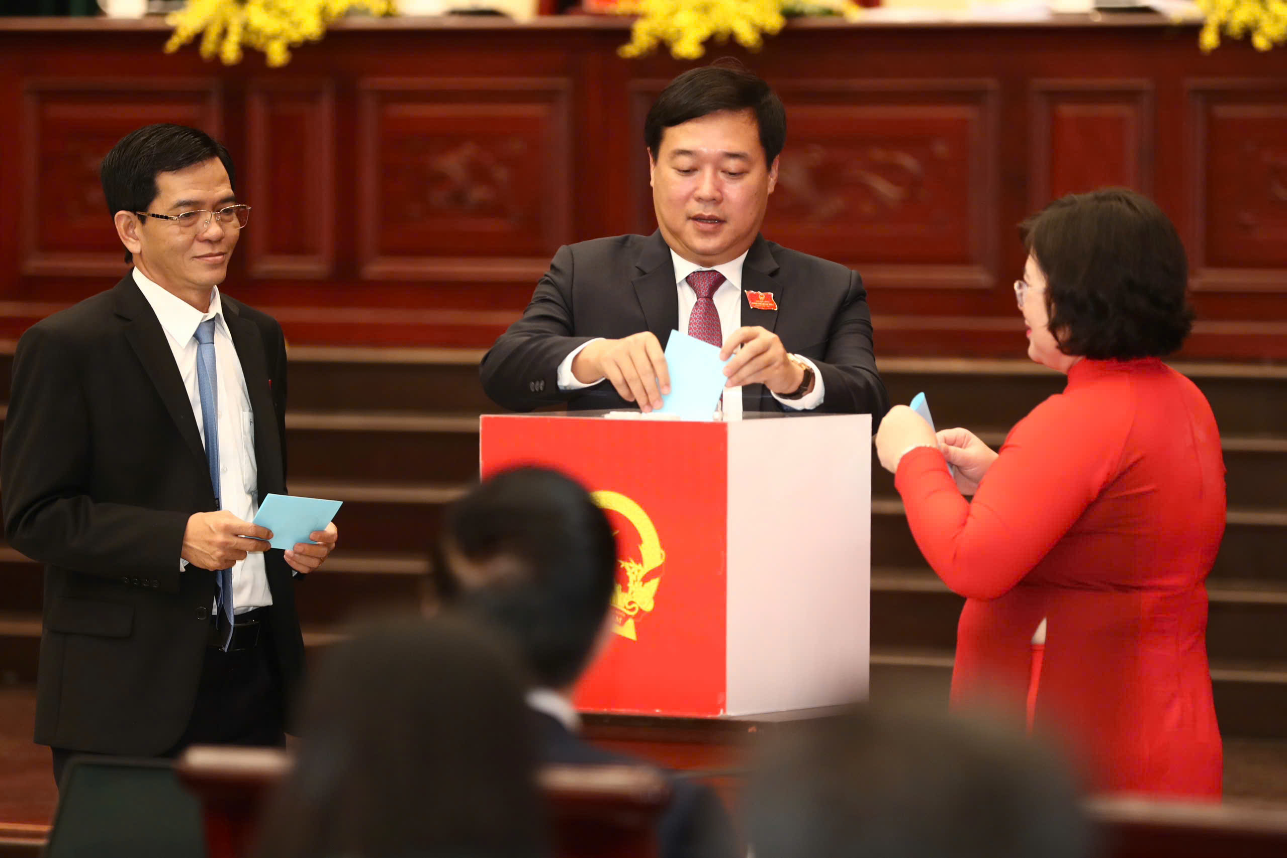 7 Phó Chủ tịch và 16 Ủy viên UBND TPHCM nhiệm kỳ mới - Ảnh 1.