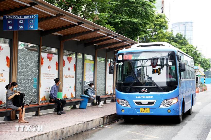 Trạm dừng xe buýt trên đường Hàm Nghi, phường Bến Thành, Thành phố Hồ Chí Minh. (Ảnh: Hồng Đạt/TTXVN)