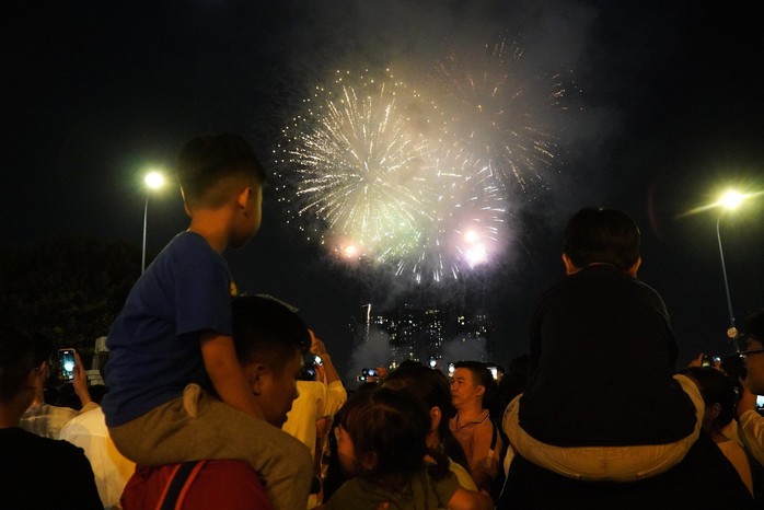 TPHCM bắn pháo hoa dịp 51 năm Ngày Giải phóng miền Nam, thống nhất đất nước - Ảnh 1.