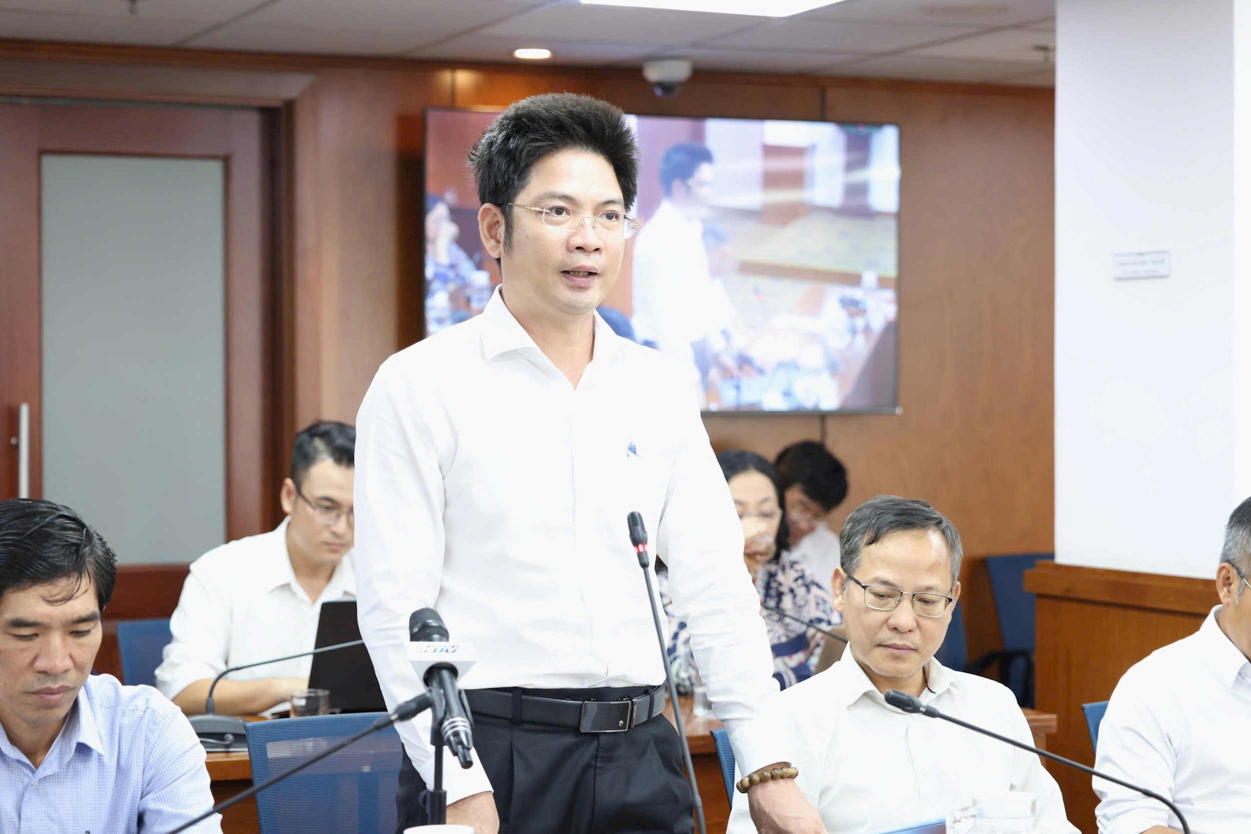 Đại diện Sở Xây dựng trả lời nhóm câu hỏi đơn vị phụ trách. 