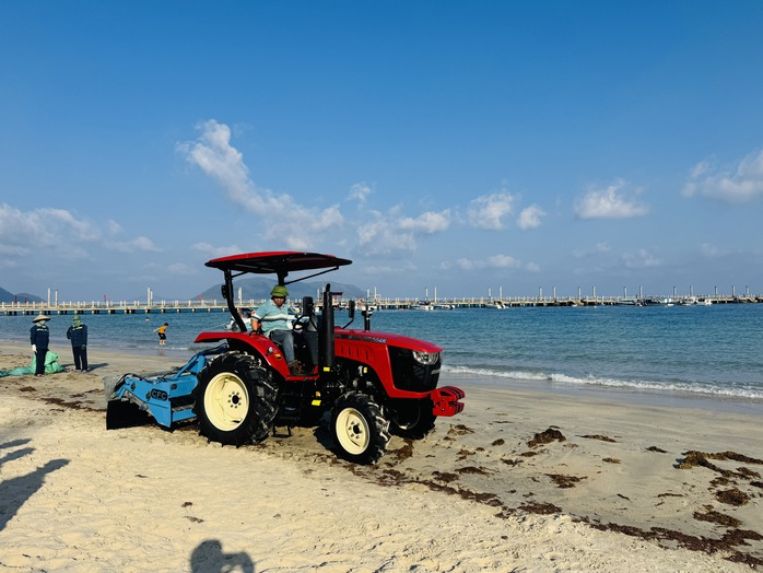 Côn Đảo lần đầu có máy sàng cát vệ sinh bãi biển - Ảnh 2.