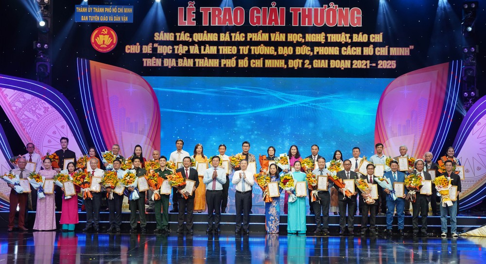 Tháng 12-2025, Ban Tuyên giáo và Dân vận Thành ủy TP.HCM trao giải thưởng sáng tác, quảng bá tác phẩm về chủ đề “Học tập và làm theo tư tưởng, đạo đức, phong cách Hồ Chí Minh” đợt 2, giai đoạn 2021 – 2025. Ảnh: THUẬN VĂN TP.HCM phát động giải thưởng quảng bá tác phẩm học tập và làm theo gương Bác-bao-phap-luat-tp-hcm-8-6252-6068.jpg
