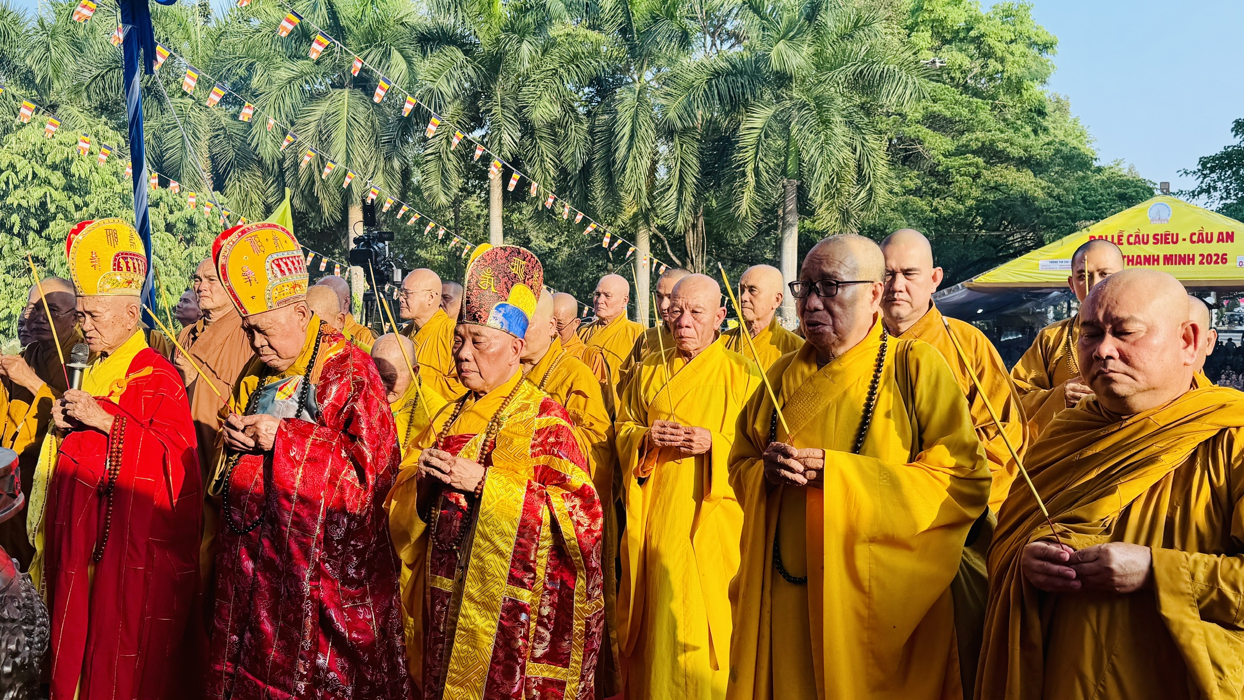 Hơn 3.000 người dân ở TP.HCM tham gia đại lễ cầu siêu, cầu an tiết thanh minh - Ảnh 1.