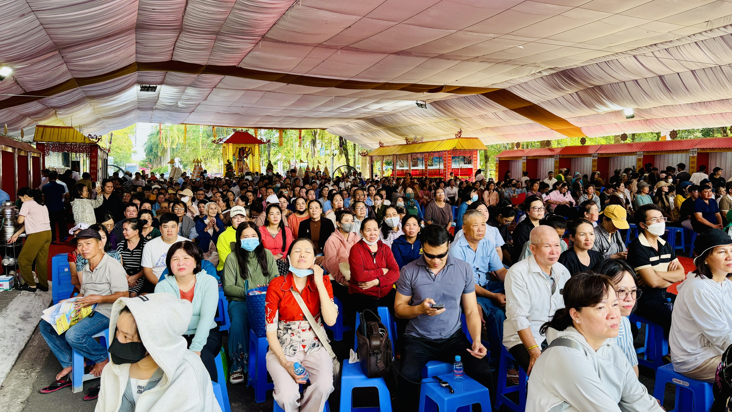 Hơn 3.000 người dân ở TP.HCM tham gia đại lễ cầu siêu, cầu an tiết thanh minh - Ảnh 2.