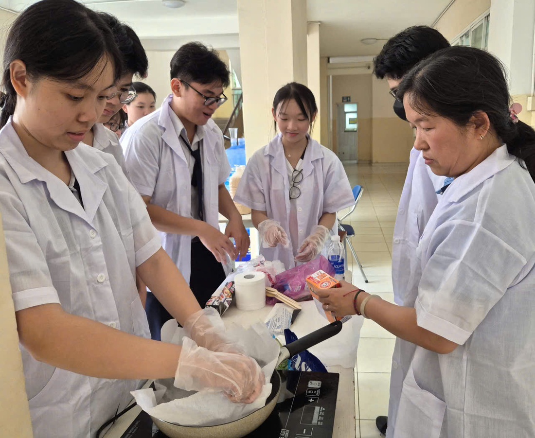 Hơn 500 học sinh lớp 9 TP.HCM đi 'tour' ở trường tiên tiến, hội nhập - Ảnh 2.