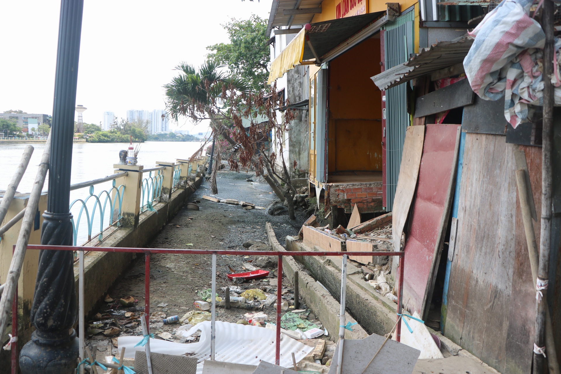 Một đoạn dọc bờ kênh Thanh Đa bị sạt lở. Ảnh minh họa.