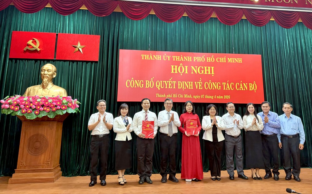 Ông Nguyễn Phước Lộc, Ủy viên Trung ương Đảng, Phó Bí thư Thành ủy, Chủ tịch Ủy ban MTTQ Việt Nam TP.HCM đã trao quyết định của Ban Thường vụ Thành ủy về công tác cán bộ. Ảnh: HẢI NHI Thành ủy TP.HCM điều động cán bộ để giới thiệu, bầu giữ chức Chủ tịch Hội Chữ thập đỏ và Hội Liên hiệp Phụ nữ -quyet-dinh-cong-tac-can-bo-tphcm.jpg