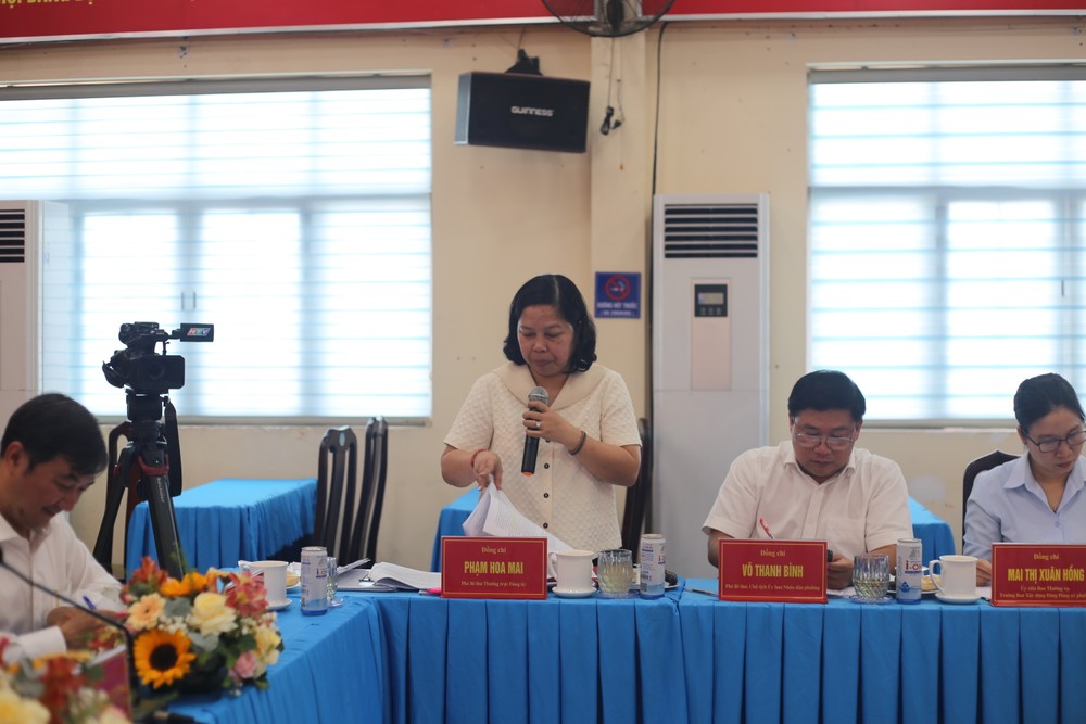 Bà Phạm Hoa Mai, Phó Bí thư Thường trực Đảng ủy phường Hiệp Bình báo cáo tình hình địa phương. Ảnh: THANH TUYỀN IMG_9782.JPG