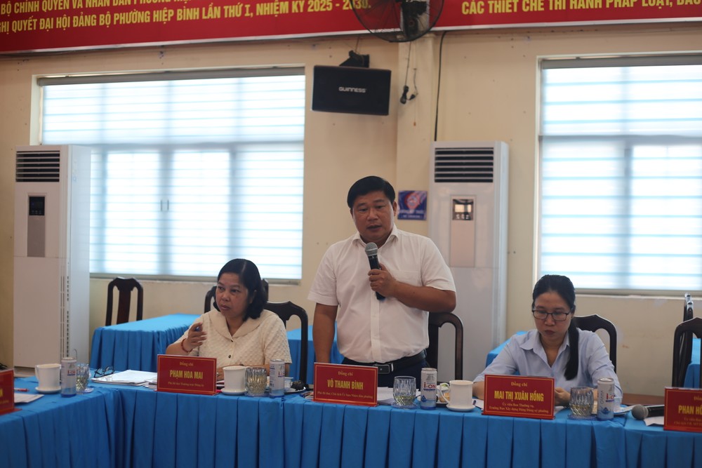 Chủ tịch UBND phường Võ Thanh Bình đánh giá người hoạt động không chuyên trách ‘chịu nhiệt’ tốt. Ảnh: THANH TUYỀN nguoi-hoat-dong-khong-chuyen-trach-hiep-binh 5.JPG