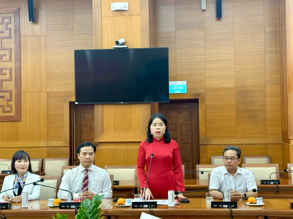 Thay mặt hai nhân sự, bà Nguyễn Thị Ngọc Xuân gửi lời cảm ơn và tiếp thu ý kiến chỉ đạo của lãnh đạo Thành ủy TP.HCM. Ảnh: HẢI NHI quyet-dinh-can-bo-tphcm 5.jpg