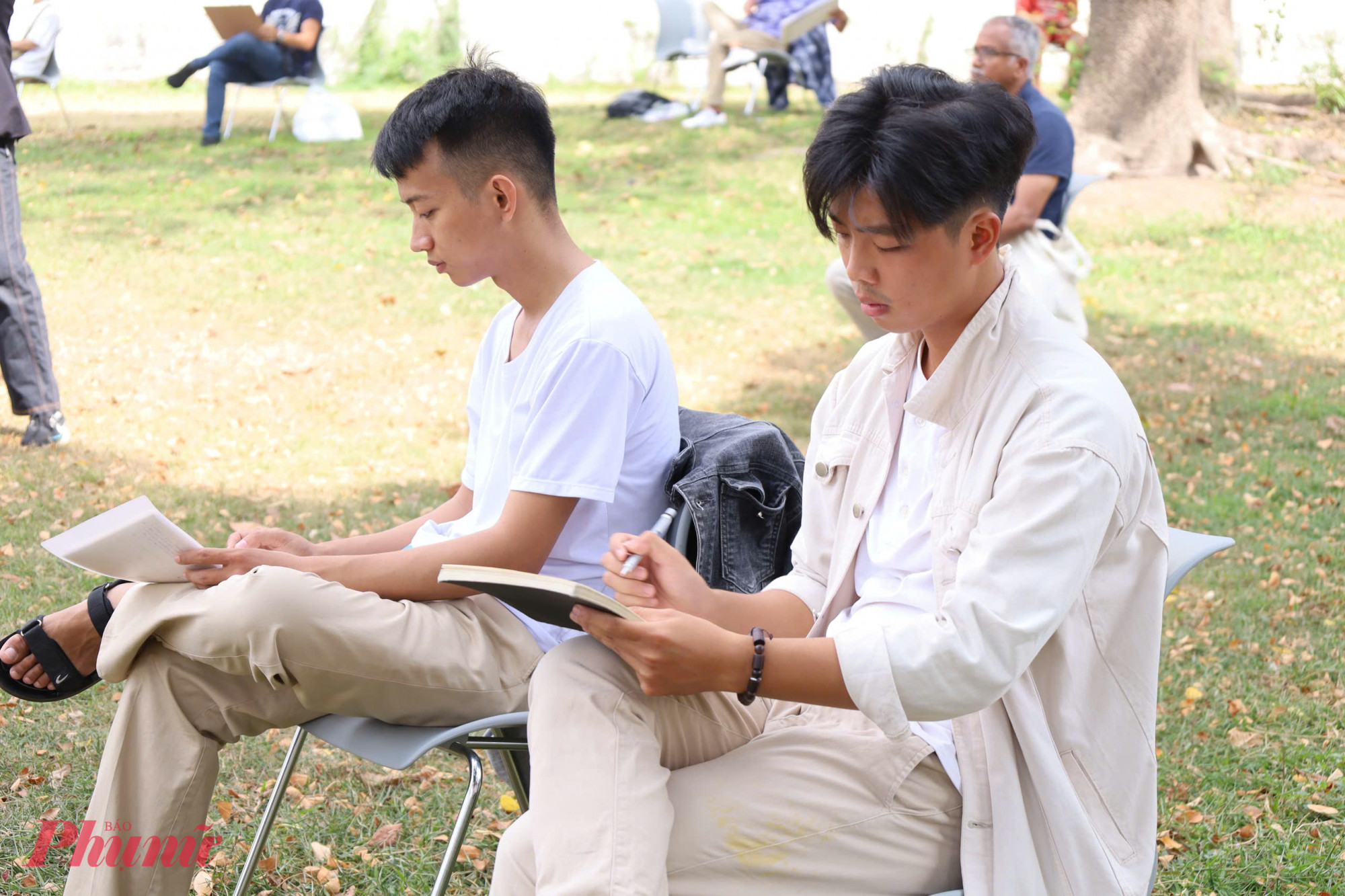 Người trẻ tham gia ký họa ngoài trời.