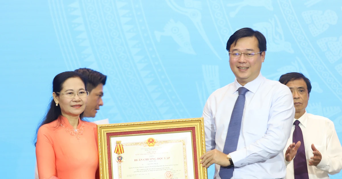 Khen thưởng các tập thể, cá nhân tiêu biểu trong phong trào thi đua tại TPHCM