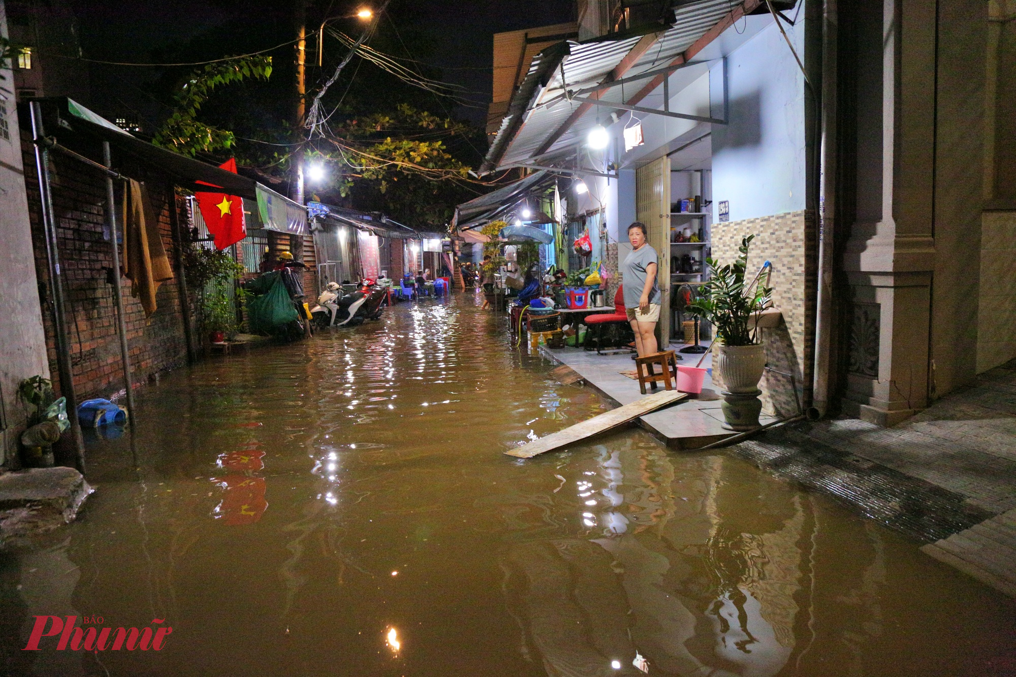 Một con hẻm trên đường Ung Văn Khiêm, phường Thạnh Mỹ Tây được thắp sáng bởi loại đèn gia đình - Ảnh: Nguyễn Văn